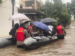 Perumahan di Pela Mampang Jaksel Banjir, Warga Dievakuasi Pakai Perahu Karet