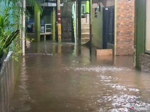 Video: Banjir Rendam Kebon Pala Jaktim Sejak Sahur, Ketinggian Air 80 Cm