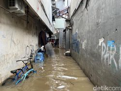 Rawa Buaya Jakbar Banjir Akibat Kali Angke Meluap, Warga Selamatkan Barang