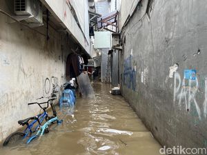 Rawa Buaya Jakbar Banjir Akibat Kali Angke Meluap, Warga Selamatkan Barang