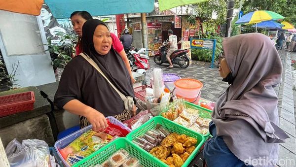 Asyik Berburu Takjil Murah Meriah di Kampung Kue Surabaya