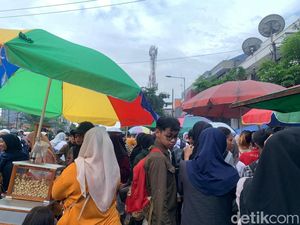 Serunya Berdesakan di Karang Menjangan Surabaya Berburu Takjil Aneka Rupa