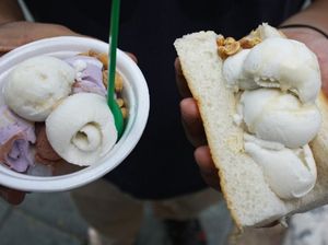 Dari Ragu Jadi Ketagihan! Turis Jepang Puji Es Krim Ketan Thailand