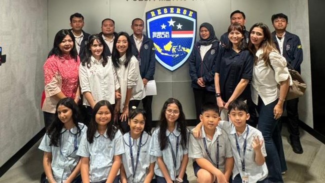 Direktorat Reserse Siber Polda Metro Jaya terima kunjungan siswa Sekolah Dasar Kelas 5 dan Kelas 6 Sekolah Cikal dan Mentari Intercultural School Jakarta.