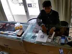 Perampok iPhone 15 di Mojokerto Todong Karyawan Toko Pakai Pistol