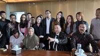 Ibu Fandi Nangis di Depan Hotman Paris, Bantah Anaknya Terlibat Kasus Sabu 2 Ton