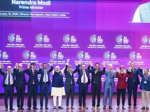 Video: Momen Canggung Sam Altman-Dario Amodei di India AI Impact Summit