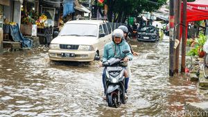 Jalan Kemang Utara IX Tergenang, Lalu Lintas Tersendat