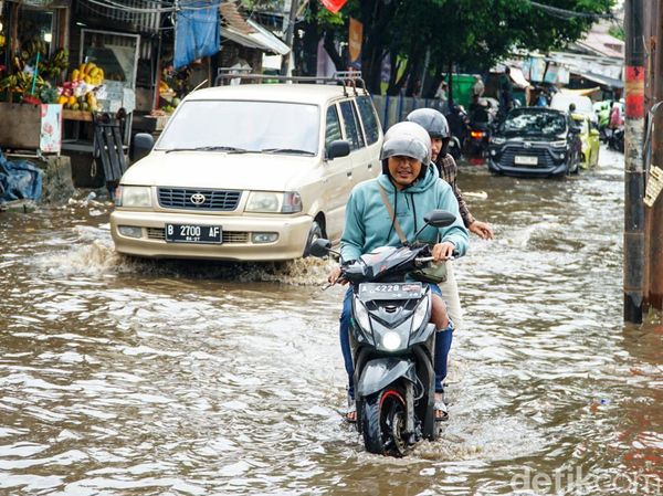 Jalan Kemang Utara IX Tergenang, Lalu Lintas Tersendat