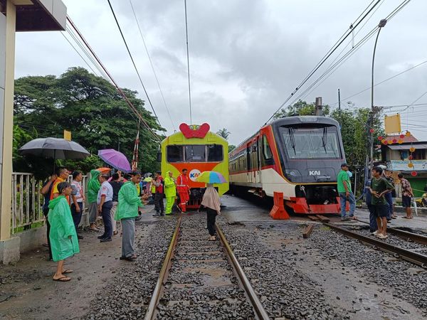 Proses Evakuasi KA Bandara Soetta Tertemper Truk di Poris