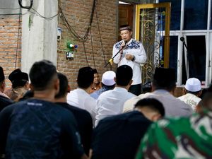 Kasatgas Tito Buka Puasa Pertama-Jalani Salat Tarawih di Aceh Tamiang