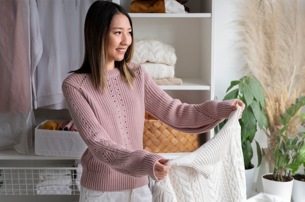 Kebiasaan melipat baju setelah kering mencerminkan kontrol diri yang konsisten dalam aktivitas sehari-hari. Individu dengan pengendalian impuls baik tidak terbiasa menunda pekerjaan kecil. Sikap ini memperlihatkan kemampuan menahan kepuasan instan dan memilih tindakan yang lebih produktif, dan pola tersebut berkaitan dengan pencapaian akademik, kesehatan, dan kestabilan karier.