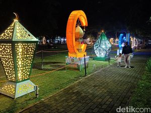 Menyala! Ratusan Lampion Hiasi Alun-alun Purbalingga Selama Ramadan
