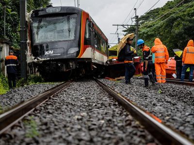 Penampakan Kereta Bandara Soekarno-Hatta Usai Tabrak Truk di Poris Tangerang