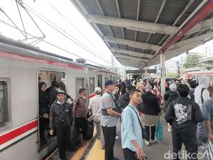 Penumpang KRL Bogor-Manggarai Tetiba Dioper ke Kereta Lain di Stasiun Depok