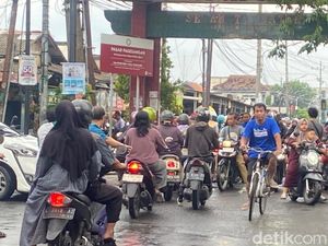 Semrawutnya Jalan Simpang Empat  Pagesangan Surabaya