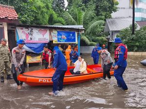 Terjang Banjir Kebon Pala, Polisi Bantu Warga hendak Bekerja Naik Perahu