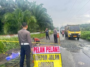 Gerak Cepat Polantas di Siak Timbun Jalan Berlubang Cegah Kecelakaan