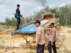 Respons Cepat Laporan Warga, Polisi Musnahkan 5 Rakit Peti di Kuansing