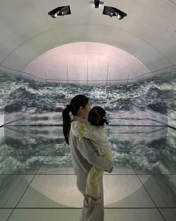 Lee Da In membagikan momen merayakan hari raya Imlek bersama sang buah hati serta Lee Seung Gi melalui unggahan media sosialnya pada (19/2).