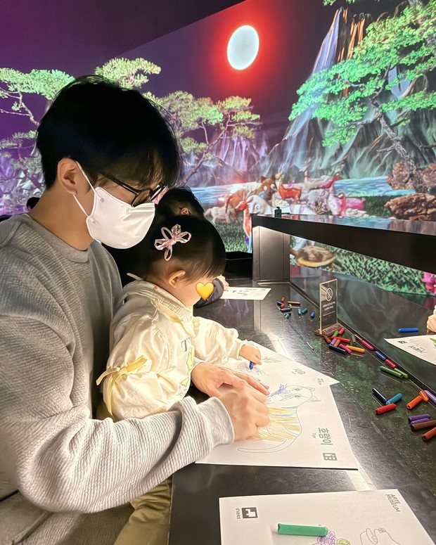 Lee Seung Gi turut mendampingi Lee Da In dan sang buah hati dalam perjalanan liburan di hari Imlek.