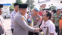 Polres Pamekasan Bagi Ratusan Paket Beras untuk Ojol dan Abang Becak