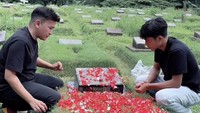 Betrand Peto Dampingi Ruben Onsu Nyekar ke Makam Orang Tua