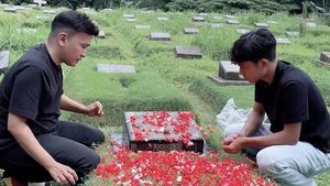Betrand Peto Dampingi Ruben Onsu Nyekar ke Makam Orang Tua