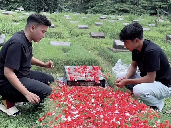 Betrand Peto Dampingi Ruben Onsu Nyekar ke Makam Orang Tua