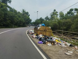 Turis Kapal Pesiar Disambut Tumpukan Sampah Saat Berwisata di Lombok Barat