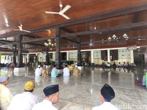 Antusiasnya Lansia Nyantri di Masjid Agung Demak, Ada yang Datang dari Maluku