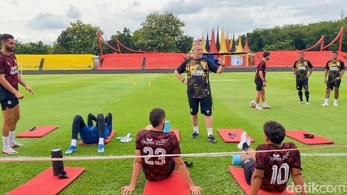 Semen Padang latihan jelang Malut United (Foto: Jeka Kampai/detikSumut)