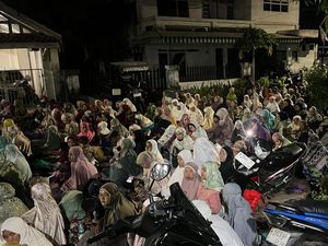 Antrean Tarawih di Sumenep Sejak Siang Demi Dapat Amplop Rp 300 Ribu