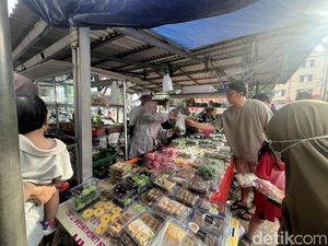 Ramai Pasar Beduk Kalidoni, Warga Serbu Takjil dan Lauk Khas Palembang