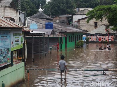 Sungai Pesanggrahan Meluap, Permukiman hingga Pemakaman Kebanjiran