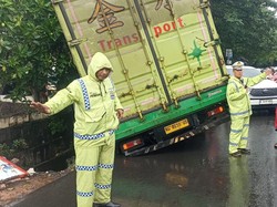 Truk Terperosok ke Selokan, Lalin Cengkareng Jakbar Macet