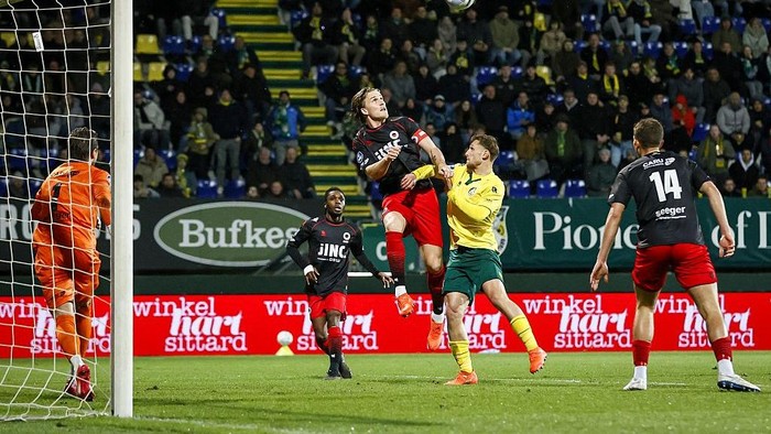 SITTARD - (L-R) Casper Widell of sbv Excelsior, Justin Hubner of Fortuna Sittard during the Dutch Eredivisie match between Fortuna Sittard and Excelsior at the Fortuna Sittard stadium on February 20, 2026, in Sittard, Netherlands. PIETER STAM DE JONG