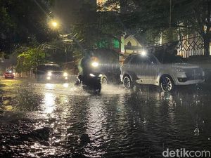 Sejumlah Jalan di Makassar Banjir Usai Diguyur Hujan Seharian hingga Malam Ini