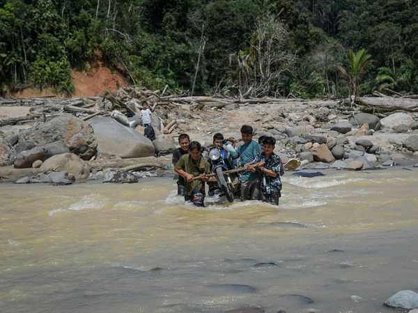 Tiga Jembatan Rusak Diterjang Banjir, Akses Desa Sibio-Bio Masih Terputus