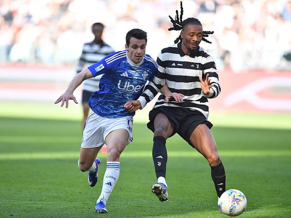 Gelandang Juventus Khephren Thuram (kanan) mendapat gangguan dari pemain Como, Tasos Douvikas. Foto: Getty Images/Valerio Pennicino