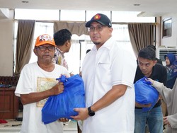 Andre Rosiade Bagikan 5.000 Paket Sembako ke Warga Pariaman
