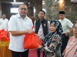 Andre Rosiade Bagikan 1.000 Paket Sembako buat Warga-Lansia di Batang Arau