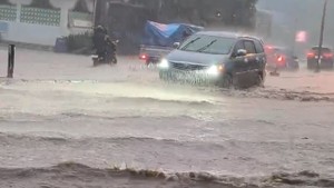 Jalan Trans Sulawesi di Mandalle Pangkep Banjir Usai Diguyur Hujan Seharian