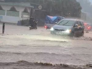 Jalan Trans Sulawesi di Mandalle Pangkep Banjir Usai Diguyur Hujan Seharian