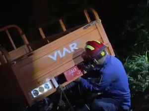 Motor Roda 3 Nyemplung Empang di Bogor, Damkar Evakuasi