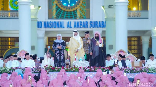 Momen Khofifah Buka Bareng Warga dan Bagikan Kurma Hadiah Raja Salman