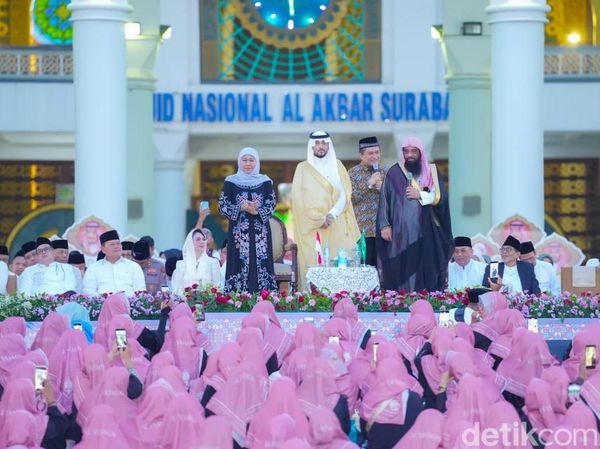 Momen Khofifah Buka Bareng Warga dan Bagikan Kurma Hadiah Raja Salman