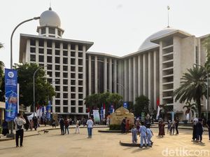 Istiqlal Ramai Jelang Magrib, Warga Nikmati Ngabuburit Sekaligus Berburu Takjil