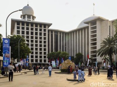 Istiqlal Ramai Jelang Magrib, Warga Nikmati Ngabuburit Sekaligus Berburu Takjil