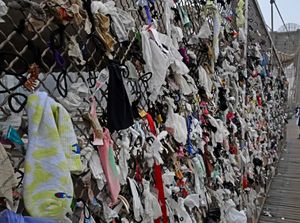 Menjijikkan! Kondom, Tampon Sampai Celana Dalam Hiasi Jembatan Brooklyn